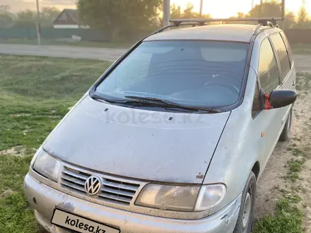 Volkswagen Sharan 1997 года за 1 300 000 тг. в Уральск – фото 2