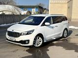 Kia Carnival 2017 года за 11 500 000 тг. в Алматы – фото 3