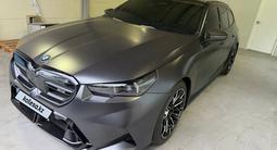 BMW M5 2025 года за 69 500 000 тг. в Алматы – фото 4
