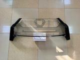 Молдинг (окантовка) решетки радиатора на Toyota Hilux 8 GR за 77 000 тг. в Уральск