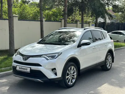 Toyota RAV4 2017 года за 13 800 000 тг. в Алматы