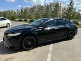 Toyota Camry 2018 года за 13 500 000 тг. в Астана – фото 2