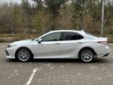 Toyota Camry 2018 года за 13 950 000 тг. в Актобе – фото 4