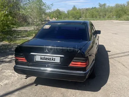 Mercedes-Benz E 200 1993 года за 1 350 000 тг. в Караганда – фото 4