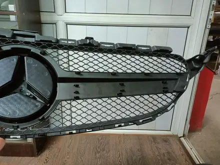 Решетка радиатора Mercedes w205 63 AMG черный за 120 000 тг. в Алматы – фото 3