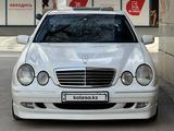 Mercedes-Benz E 500 2000 года за 7 800 000 тг. в Шымкент – фото 2