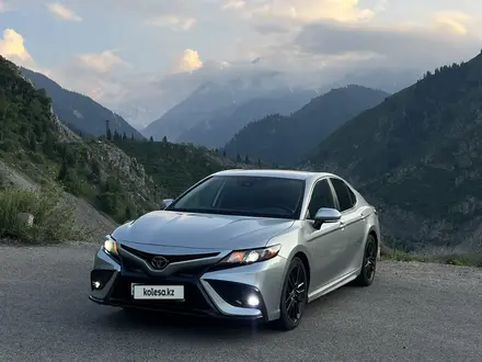 Toyota Camry 2022 года за 13 500 000 тг. в Алматы – фото 2