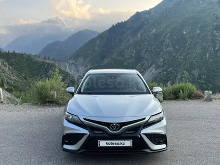 Toyota Camry 2022 года за 13 500 000 тг. в Алматы – фото 12