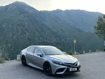Toyota Camry 2022 года за 13 500 000 тг. в Алматы – фото 17
