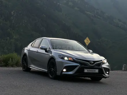 Toyota Camry 2022 года за 13 500 000 тг. в Алматы – фото 4