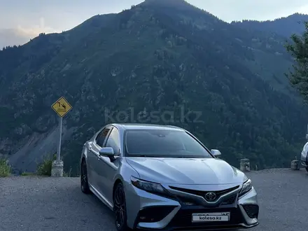 Toyota Camry 2022 года за 13 500 000 тг. в Алматы – фото 22