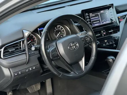 Toyota Camry 2022 года за 13 500 000 тг. в Алматы – фото 28