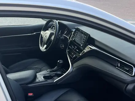 Toyota Camry 2022 года за 13 500 000 тг. в Алматы – фото 35
