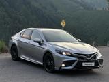 Toyota Camry 2022 года за 13 500 000 тг. в Алматы