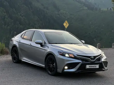 Toyota Camry 2022 года за 13 500 000 тг. в Алматы