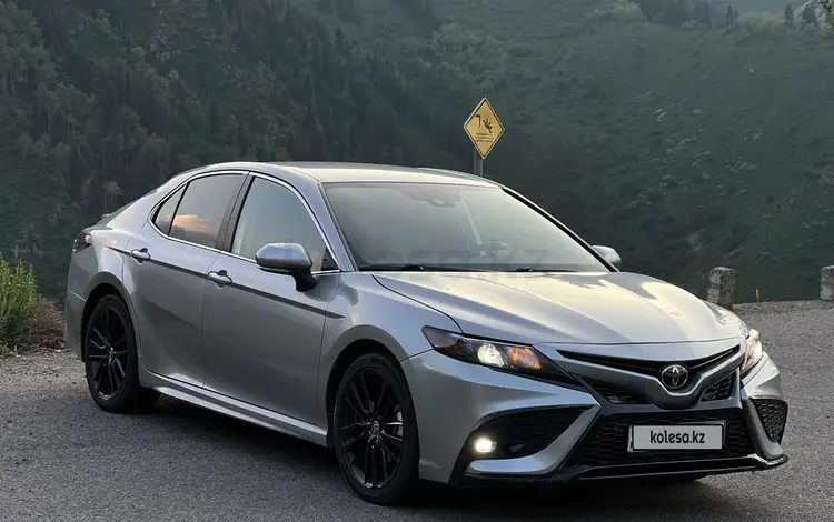 Toyota Camry 2022 года за 13 500 000 тг. в Алматы