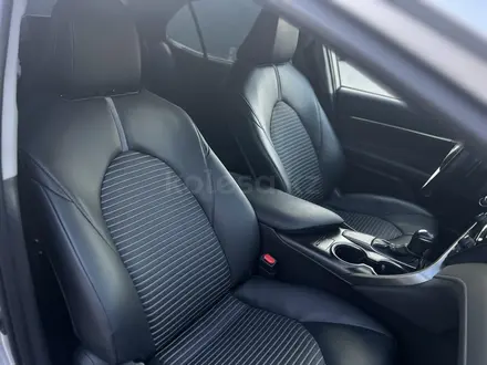 Toyota Camry 2022 года за 13 500 000 тг. в Алматы – фото 32