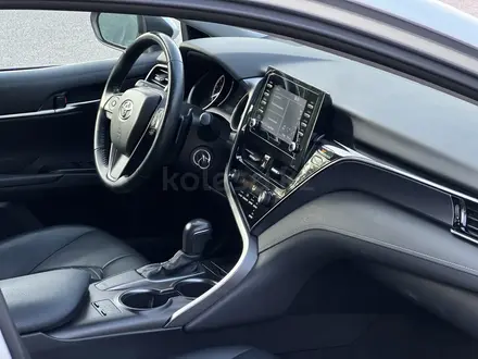 Toyota Camry 2022 года за 13 500 000 тг. в Алматы – фото 31