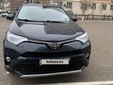 Toyota RAV4 2018 года за 11 800 000 тг. в Актобе – фото 2