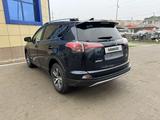 Toyota RAV4 2018 года за 11 800 000 тг. в Актобе – фото 4