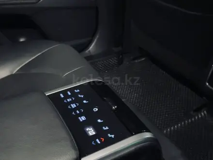 Toyota Camry 2018 года за 13 300 000 тг. в Семей – фото 12