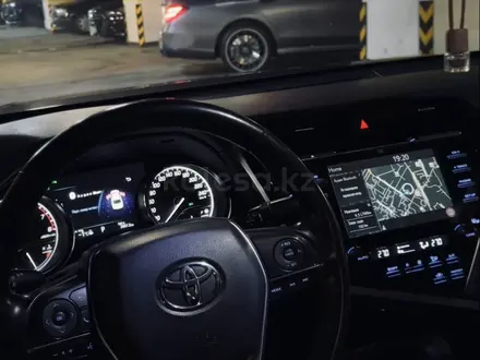 Toyota Camry 2018 года за 13 300 000 тг. в Семей – фото 13