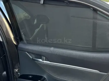 Toyota Camry 2018 года за 13 300 000 тг. в Семей – фото 19
