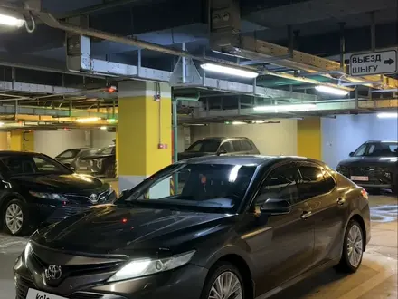 Toyota Camry 2018 года за 13 300 000 тг. в Семей – фото 2