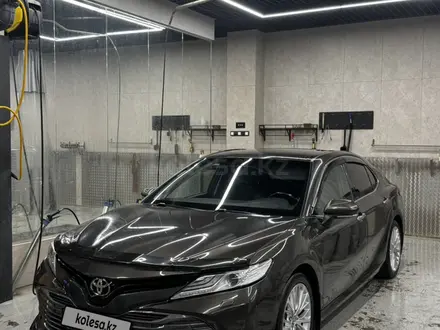 Toyota Camry 2018 года за 13 300 000 тг. в Семей