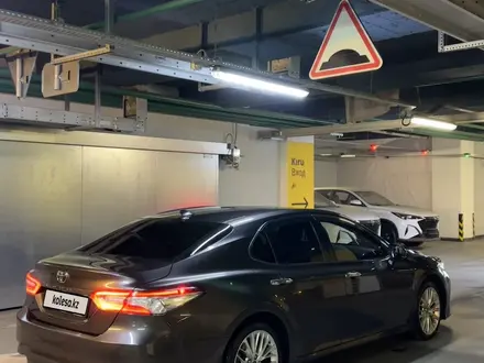 Toyota Camry 2018 года за 13 300 000 тг. в Семей – фото 5