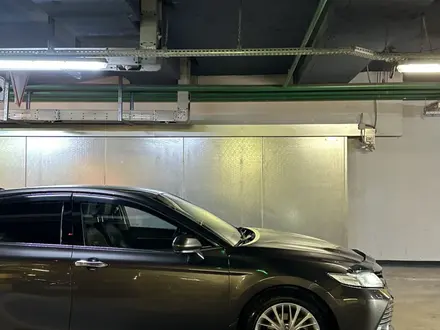 Toyota Camry 2018 года за 13 300 000 тг. в Семей – фото 9