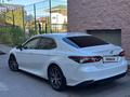 Toyota Camry 2023 года за 17 200 000 тг. в Астана – фото 2