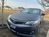 Toyota Camry 2014 года за 6 200 000 тг. в Актобе – фото 4