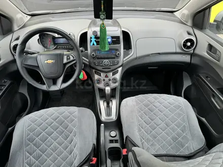 Chevrolet Aveo 2014 года за 3 800 000 тг. в Уральск – фото 4