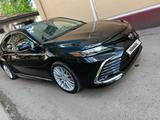 Toyota Camry 2021 года за 13 200 000 тг. в Астана – фото 3