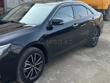 Toyota Camry 2018 года за 13 000 000 тг. в Шымкент – фото 2