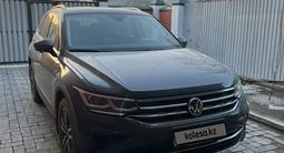 Volkswagen Tiguan 2021 года за 17 600 000 тг. в Атырау