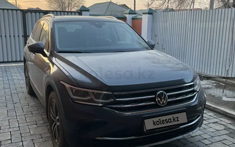 Volkswagen Tiguan 2021 года за 17 600 000 тг. в Атырау