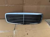 Решетка радиатора на Mercedes-Benz E320 W211 за 35 000 тг. в Алматы