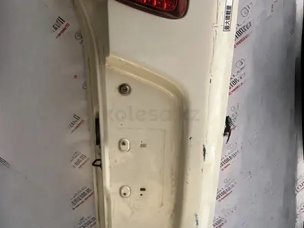 Крышка багажника нижняя (нижний борт) Toyota Lexus за 111 001 тг. в Актобе – фото 2