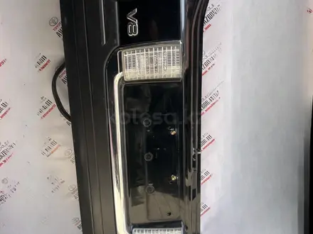 Крышка багажника нижняя (нижний борт) Toyota Lexus за 111 001 тг. в Актобе