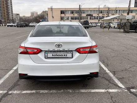 Toyota Camry 2020 года за 12 990 000 тг. в Алматы – фото 4