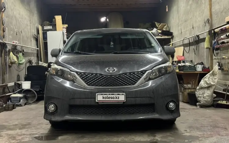 Toyota Sienna 2010 года за 8 500 000 тг. в Атырау