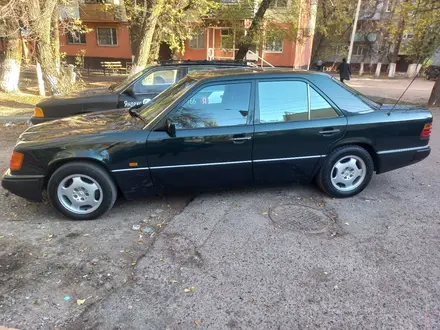 Mercedes-Benz E 220 1993 года за 3 100 000 тг. в Тараз – фото 9