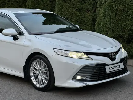 Toyota Camry 2018 года за 14 200 000 тг. в Алматы – фото 2