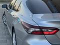 Toyota Camry 2021 года за 9 100 000 тг. в Уральск – фото 2