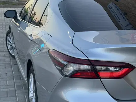 Toyota Camry 2021 года за 9 100 000 тг. в Уральск – фото 2