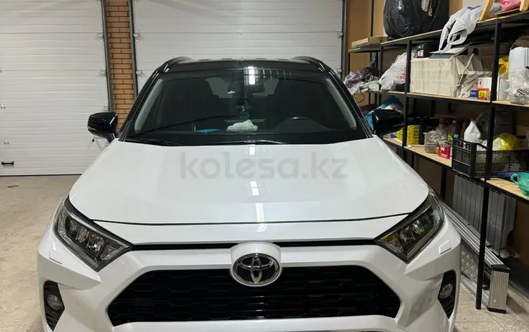 Toyota RAV4 2020 года за 18 000 000 тг. в Актобе