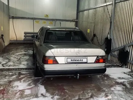 Mercedes-Benz E 200 1993 года за 900 000 тг. в Жезказган