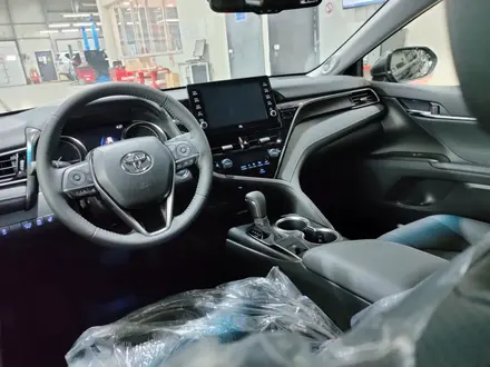 Toyota Camry Luxe 2023 года за 21 500 000 тг. в Усть-Каменогорск – фото 6